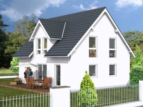 Im Hinterhof steht ein modernes weißes zweistöckiges Haus mit dunkelgrauem Dach, großen Fenstern und einer Holzterrasse. Der als Massivhaus Sachsen gebaute Hof ist von einem Metallzaun umgeben und üppiges Grün umgibt das Haus unter einem klaren blauen Himmel.