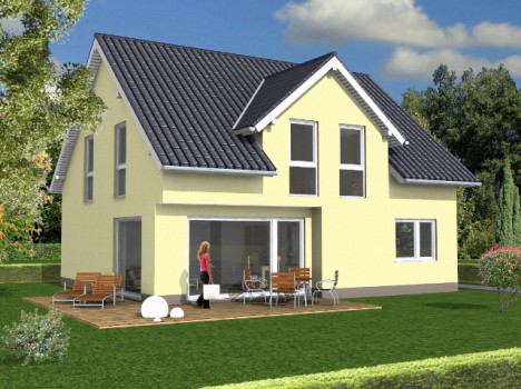 Ein modernes, zweistöckiges gelbes Haus ist ein Beispiel für den luxuriösen Dresdner Fertighausstil mit dunkelgrauem Dach und üppigem grünen Rasen. Eine Person steht unter einem teilweise bewölkten Himmel auf der Holzterrasse mit Gartenmöbeln neben den Glasschiebetüren.