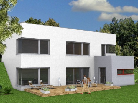 Modernes zweistöckiges weißes Haus mit großen Fenstern und einem Flachdach, typisch für Massivhäuser in Dresden. Eine Holzterrasse ist mit Gartenmöbeln und Pflanzgefäßen ausgestattet. Eine Person läuft über die Terrasse. Das Haus ist von Gras und Bäumen unter einem blauen Himmel mit Wolken umgeben.