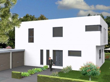 Modernes zweistöckiges weißes Haus mit großen rechteckigen Fenstern, das an ein schlankes Massivhaus in Sachsen erinnert. Ein Mann im Anzug geht auf dem Steinweg, der von grünen Sträuchern und Bäumen umgeben ist. Links ist eine Doppelgarage mit Holztüren unter einem teilweise bewölkten Himmel zu sehen.