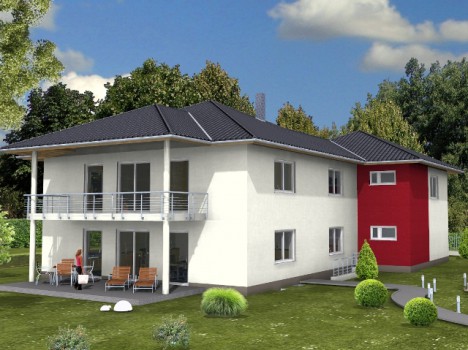 Ein modernes, zweistöckiges Dresdner Massivhaus besticht durch eine weiß-rote Außenfassade. Es verfügt über einen Balkon und eine Terrasse mit Gartenmöbeln. Das Haus ist von einem üppigen, grünen Rasen und Bäumen umgeben, im Hintergrund ein teilweise bewölkter Himmel.