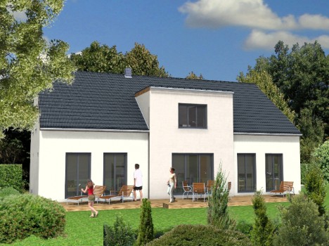 Modernes zweistöckiges Haus mit dunklem Dach und großen Fenstern, inmitten eines üppigen Gartens. Dieses Dresdner Massivhaus zeigt zwei Menschen, die auf einer Holzterrasse spazieren gehen, während ein anderer das Gras genießt. Der Himmel ist klar mit ein paar Wolken, was den Charme dieser atemberaubenden Unterkunft noch verstärkt.