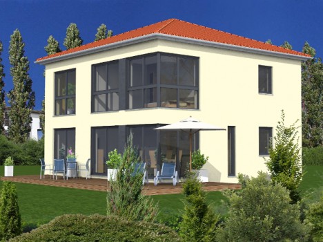 Ein modernes zweistöckiges Massivhaus in Sachsen verfügt über eine cremefarbene Außenfassade und ein rotes Ziegeldach. Große Fenster auf beiden Etagen blicken auf einen üppigen grünen Rasen. Das Erdgeschoss verfügt über eine Terrasse mit Gartenmöbeln und einem Sonnenschirm, während Bäume das Anwesen unter einem klaren blauen Himmel umgeben.