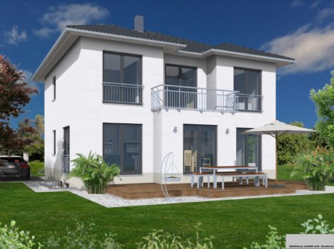 Ein modernes zweistöckiges weißes Haus mit dunklem Dach, großen Fenstern und einem kleinen Balkon verkörpert den Charme eines Dresdner Massivhauses. Der Hinterhof verfügt über eine Terrasse mit Tisch und Stühlen unter einem Sonnenschirm inmitten üppiger Vegetation und Bäume, mit Platz zum Parken an der Seite.