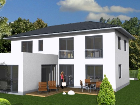 Dieses moderne zweistöckige Haus in Dresden besticht durch eine elegante weiße Außenfassade und große Fenster. Eine Terrasse im Hinterhof mit Holzmöbeln ergänzt den angelegten Garten, in dem eine Person mit einer Tasche unter einem teilweise bewölkten Himmel steht und den Charme des zeitgenössischen Hausbaus in Dresden zur Schau stellt.