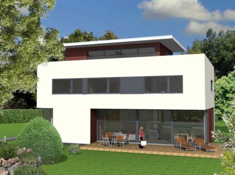Ein modernes zweistöckiges Dresdner Massivhaus mit Flachdach, großen Fenstern und einer Holzterrasse mit Gartenmöbeln. Eine Person steht auf der Terrasse in einer Gartenlandschaft mit grünem Gras und Bäumen unter einem blauen Himmel mit einigen Wolken.