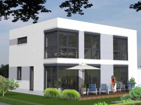 Ein modernes zweistöckiges Haus mit großen Fenstern, umgeben von Grün, verkörpert die Eleganz eines Dresdner Massivhauses. Eine Holzterrasse bietet einen Sonnenschirm und Sitzgelegenheiten im Freien. Eine Person steht auf der Terrasse und genießt den klaren Himmel, eingerahmt von Ästen.