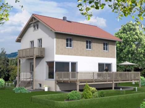 Ein charmantes zweistöckiges Haus mit rotem Satteldach und hellbrauner und weißer Außenfassade steht stolz in Dresden. Dieses Dresdner Massivhaus verfügt über einen Holzbalkon mit Blick auf gepflegte grüne Rasenflächen und Bäume. Eine Person steht auf der Veranda und genießt den klaren Himmel mit ein paar Wolken.