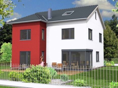 Ein modernes zweistöckiges Haus mit rot-weißer Fassade, großen Fenstern und einem grauen Dach – typisch für Massivhäuser in Dresden. Der Garten verfügt über eine Terrasse mit Gartenmöbeln, einem Rasen und einem Baum. Eine Person in Pink steht neben der Terrasse, während ein weißer Zaun die Vorderseite begrenzt.