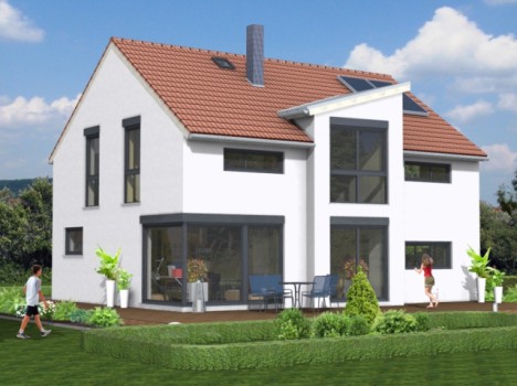 Ein modernes zweistöckiges Haus mit rotem Ziegeldach, weißer Außenfassade und großen Fenstern ist ein Beispiel für den Massivhausbau in Dresden. Der Hinterhof verfügt über eine Terrasse mit Essplatz, Topfpflanzen und einen gepflegten Rasen, auf dem zwei Menschen gemütlich spazieren gehen.
