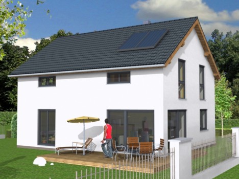 Ein modernes zweistöckiges weißes Haus mit einem dunkelgrauen Satteldach und Solarmodulen. In Sachsen ist dieser Massivhausbaustil sehr beliebt. Der Hinterhof verfügt über eine Holzterrasse mit Liegestühlen, einem Tisch und einem Sonnenschirm. Umgeben von Bäumen und einem Zaun ist es perfekt für den Hausbau in Dresden.