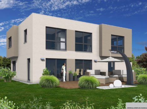 Modernes zweistöckiges Haus mit großen Fenstern, typisch für ein Dresdner Massivhaus, und einer Terrasse. Die Terrasse verfügt über Sitzgelegenheiten im Freien und einen geschwungenen Sonnenschirm. Sie ist von üppigem Grün und Bäumen umgeben. Der Himmel ist blau mit vereinzelten Wolken.