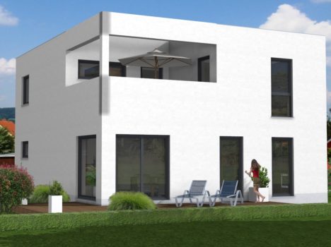 Ein modernes, zweistöckiges weißes Haus in Dresden mit großen Fenstern und einem geräumigen Balkon. Eine Frau steht neben Liegestühlen auf einer Holzterrasse. Der Hof verfügt über einen Rasen, Büsche und einen rotblättrigen Baum unter dem teilweise bewölkten Himmel und zeigt die Eleganz des Massivhäuser Dresden-Designs.