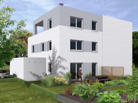 Ein modernes dreistöckiges weißes Haus mit großen Fenstern steht stolz in einem üppigen Garten voller Bäume und Sträucher. Eine Person nähert sich dem Eingang, vorbei an einem geparkten Auto. Der Himmel, klar mit ein paar Wolken, bietet eine ruhige Kulisse für dieses elegante Dresdner Massivhaus.