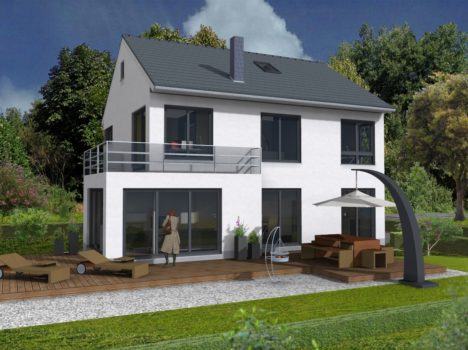 Ein modernes zweistöckiges Dresdner Massivhaus mit großen Fenstern und einem Balkon ziert die Landschaft. Der Hinterhof verfügt über eine Holzterrasse mit Liegestühlen, einer Schaukel und einem Essbereich unter einem großen Sonnenschirm, alles umgeben von üppigem Gras, Büschen und Bäumen.