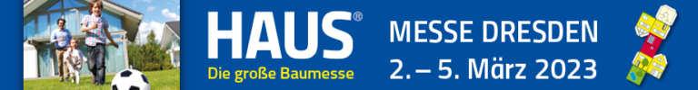 Banner für die HAUS Messe Dresden, eine Eigenheimausstellung mit Massivhausbau- und Fertighausoptionen, die vom 2. bis 5. März 2023 stattfindet. Zeigt eine Familie mit Kindern, die draußen spielen, und den Satz „Die große Baumesse“. Helle, einladende Farben mit einem Fußball im Vordergrund.