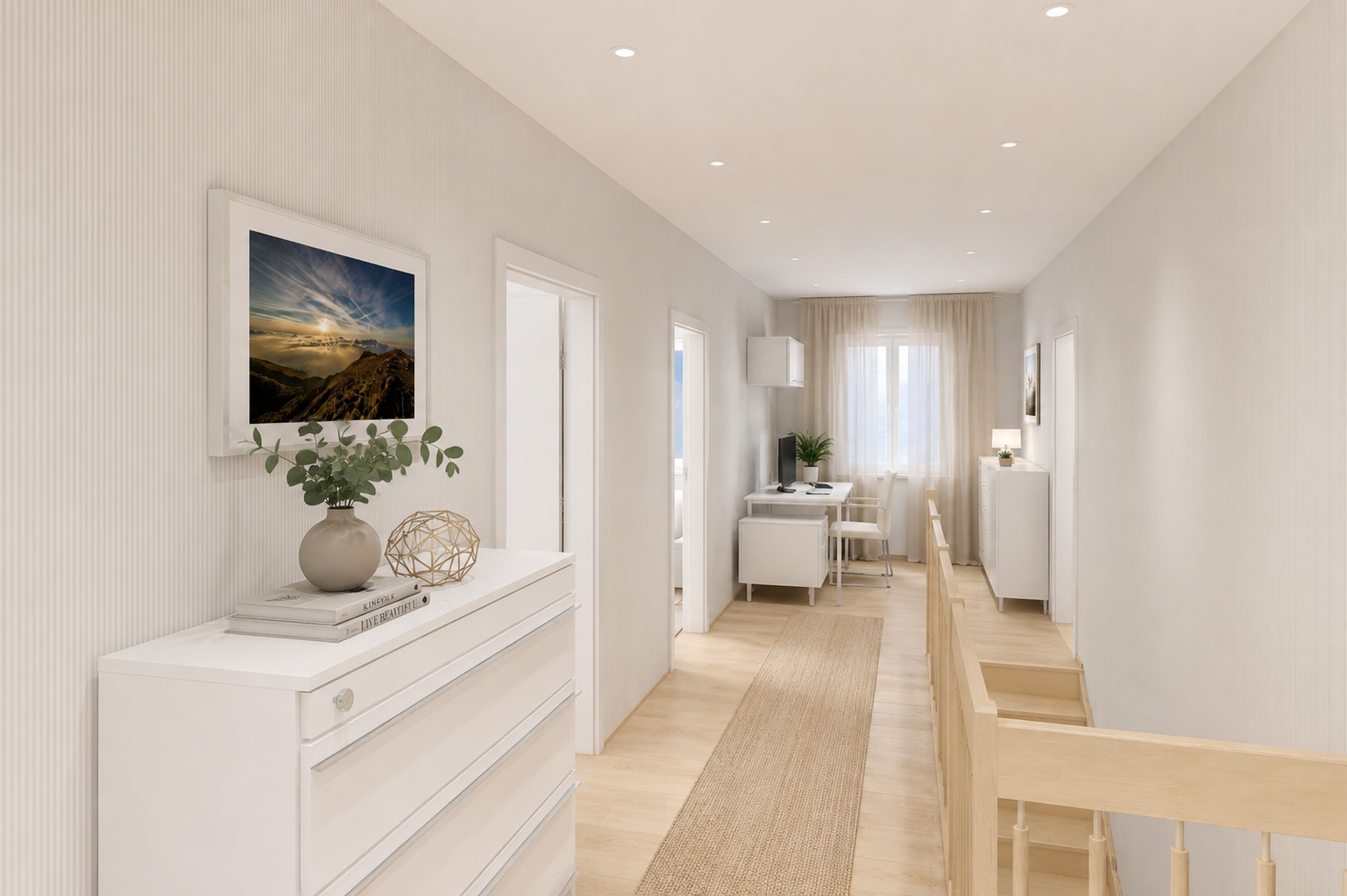 Heller Flur in einem modernen Einfamilienhaus mit weißen Wänden, Holzboden und einer Treppe. Unter einem gerahmten Landschaftsfoto steht eine Kommode mit Büchern, einer Pflanze und Dekoartikeln. Natürliches Licht strömt durch ein Fenster am anderen Ende des Raums und erhellt den Raum.