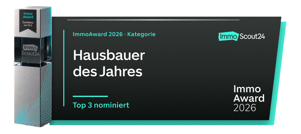 Die ImmoAward-2026-Trophäe neben einem Schild, auf dem die Nominierung von Hausbau Dresden für die Auszeichnung „ImmoScout24 Hausbauer des Jahres“ angekündigt wird.